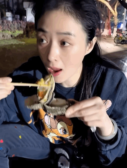 蒋欣就是一款落落大方的美女～感觉她越来越年轻了！烤生蚝真的好香[馋嘴]给我看饿了