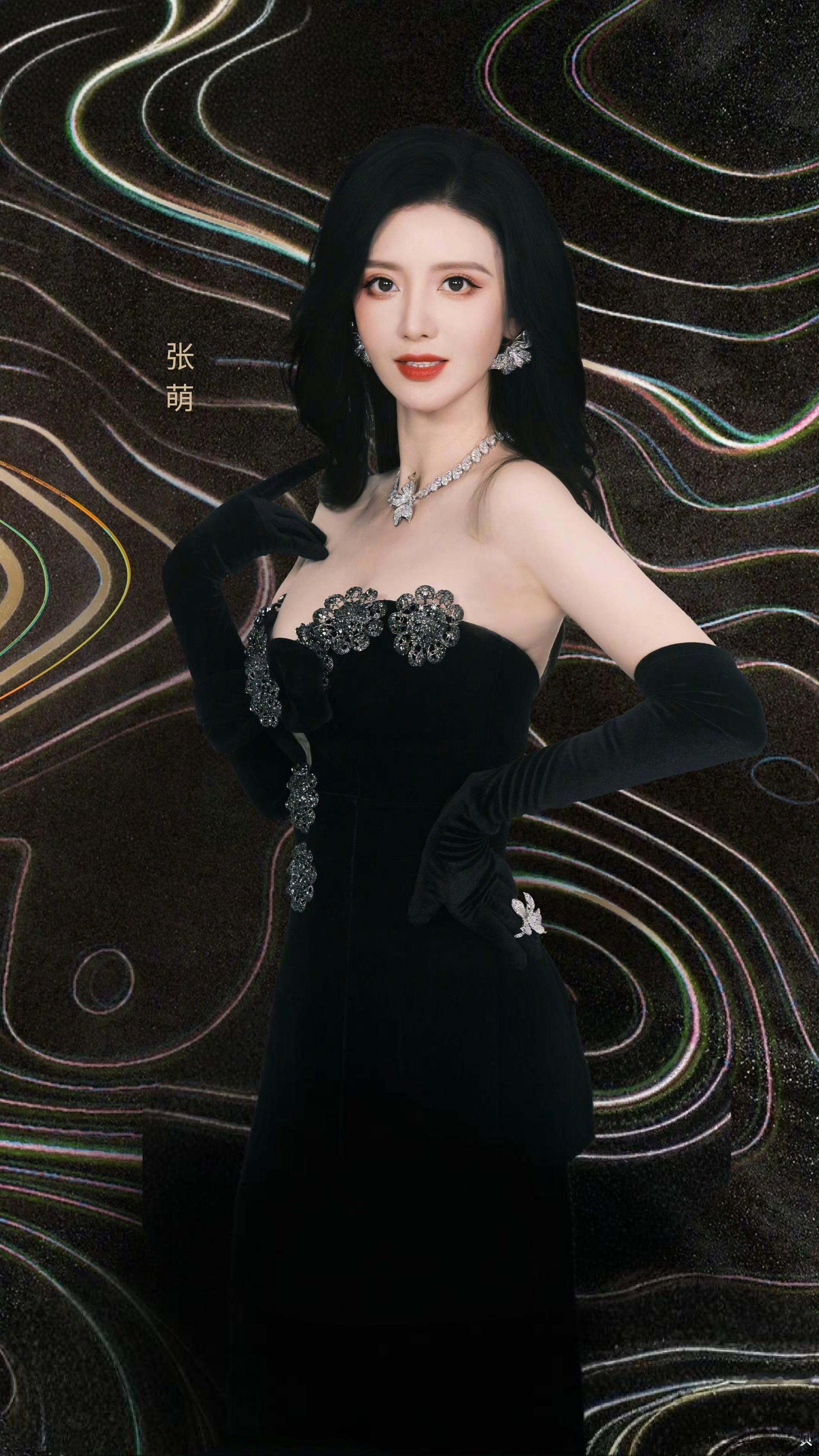 张萌星光大赏预告造型，感觉如果当时穿这件礼服走红毯也会很美[送花花] ​​​