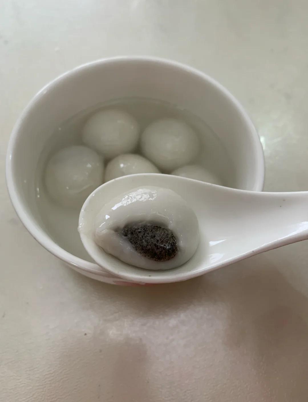 元宵和汤圆不仅有南北地域之别，更有做法和馅料的不同：
一，地域分布与节日角色‌：