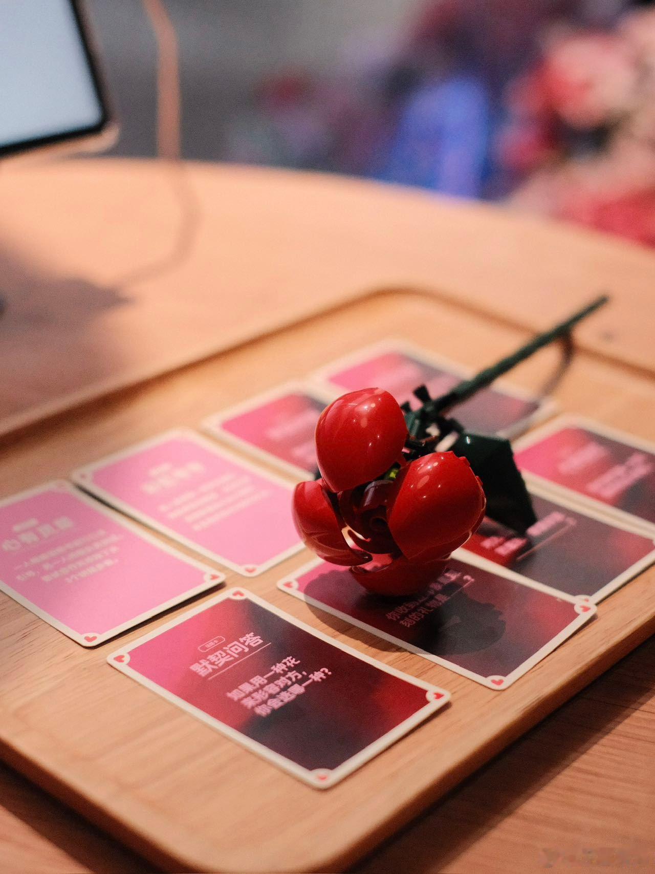 十一年前的某个寻常午后，两块看似无关的“积木”，因一个恰到好处的角度，忽然严丝合