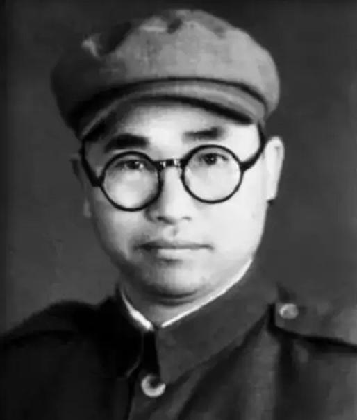 1939年，八路军炮兵团长左叶盛怒之下，突然对着特派员开枪，事后被押到延安受审，