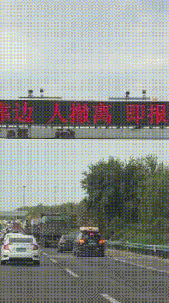 大家仔细看看这个车祸事故，为什么网友对司机全是赞美之声呢？被撞击后他到底做了哪些