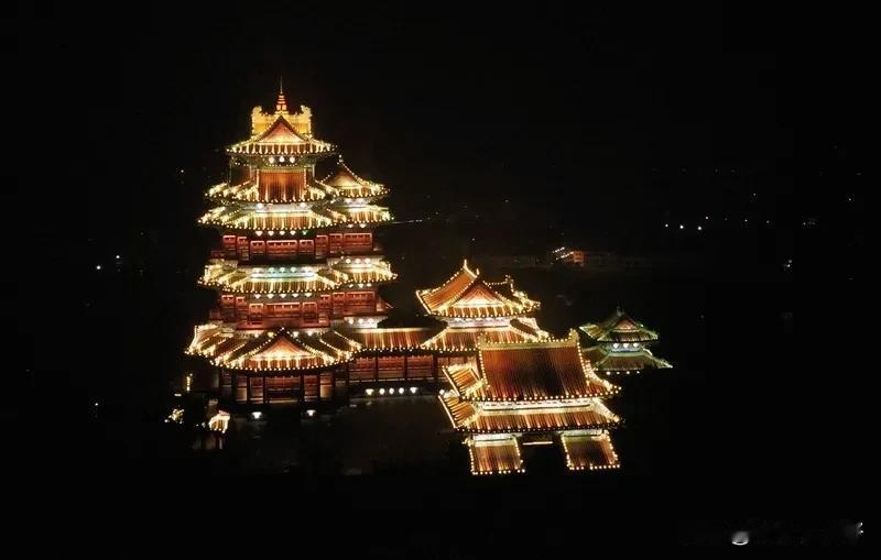 《七律  羁旅幽怀》
寒烟袅袅绕江楼，平岸舟停暮色幽。
水调歌头逐浪去，霜天晓角