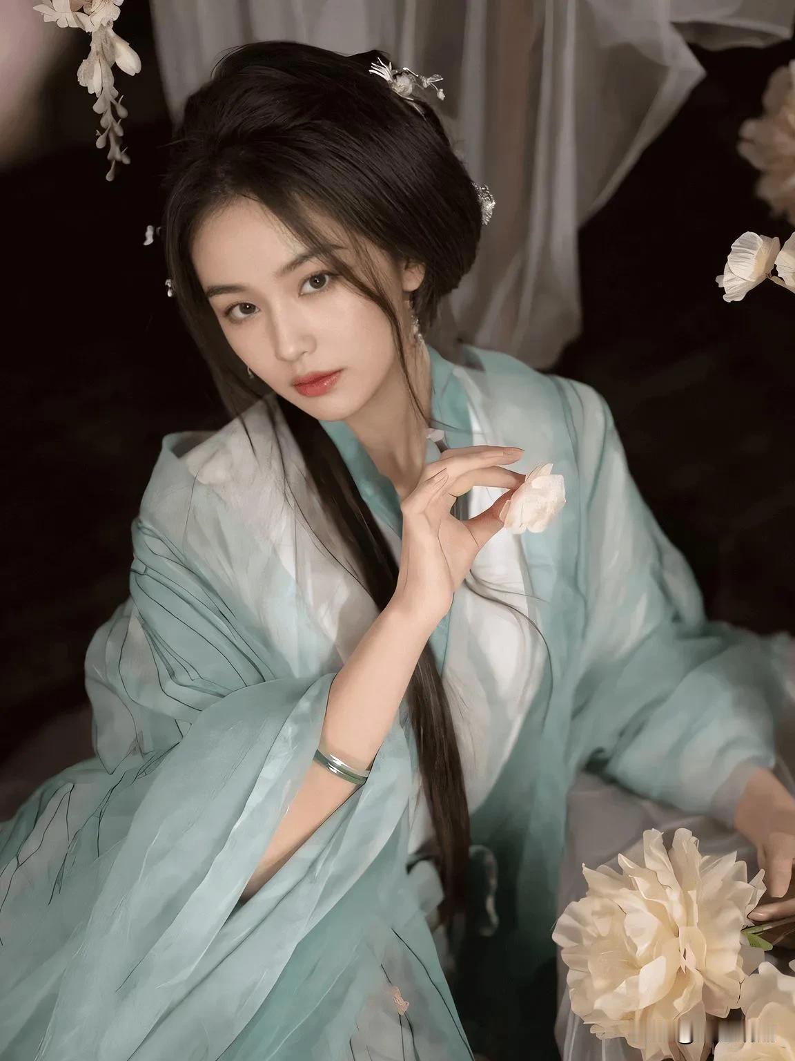 雨夜独坐，微光映面，思绪飘飞。
记得去年台风“奥鹿”来袭，雨敲打着窗，仿佛在诉说