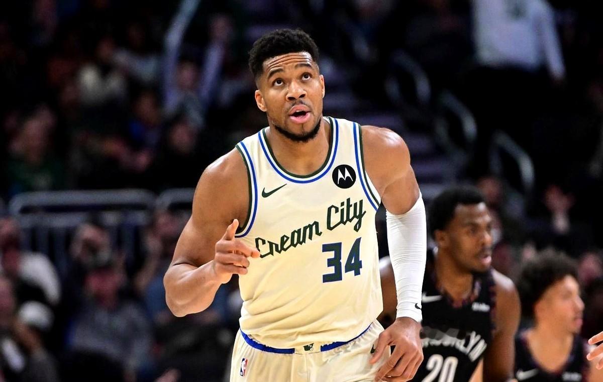 字母哥的交易电话，为什么突然静音？
雄鹿管理层撕开计划书，决定围绕他继续冲冠。