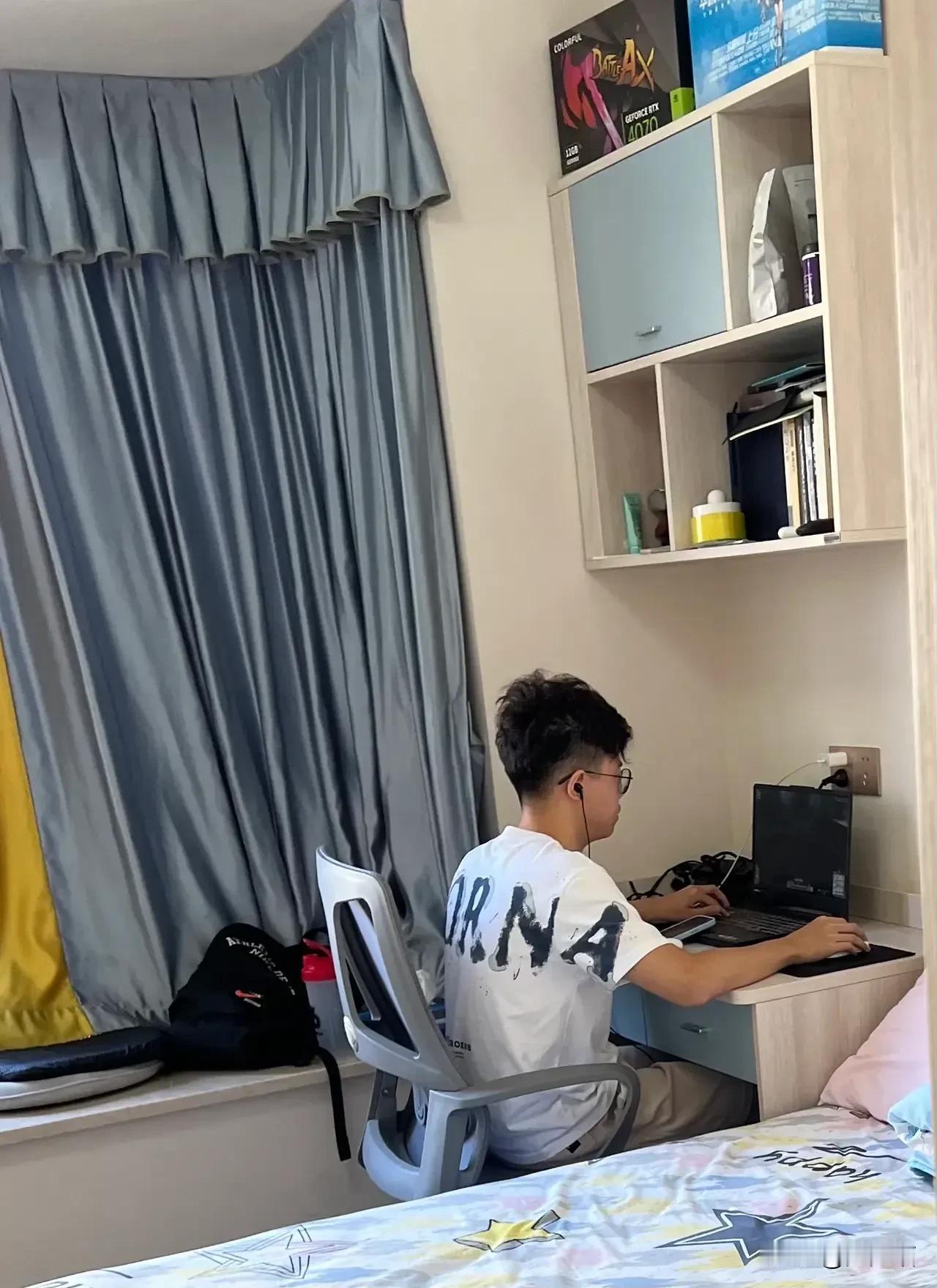 国庆假期，孩子们的游戏时间似乎是无限的！最近，有个妈妈向我诉苦：她的儿子在985