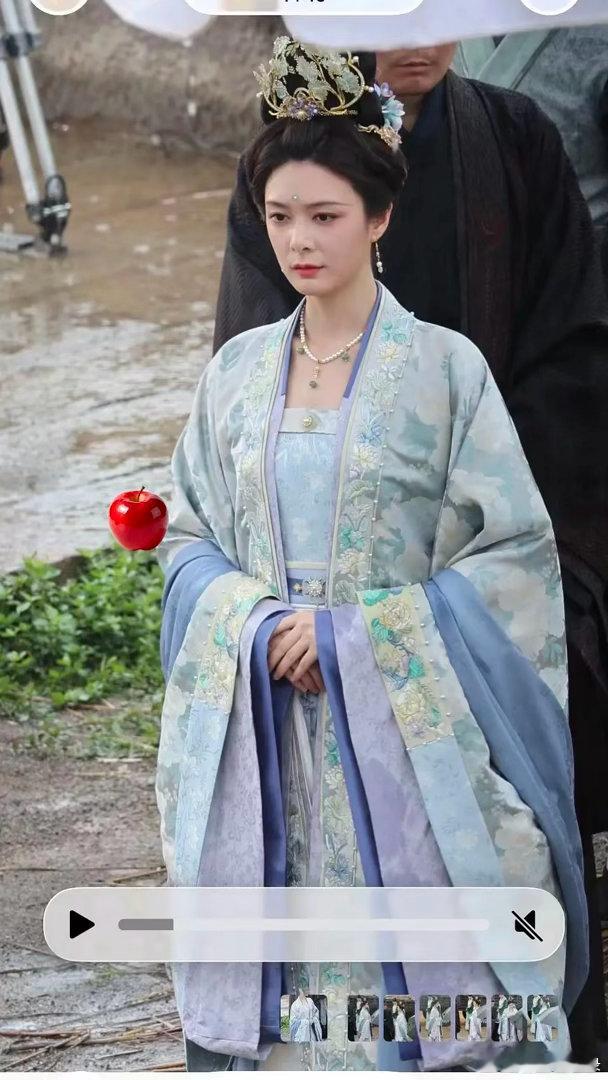 傅青古装扮相太老了 