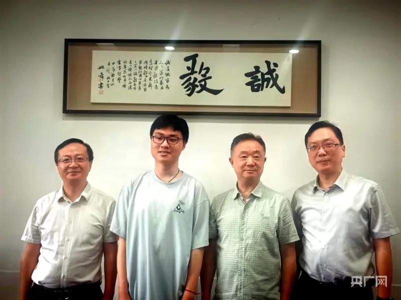 安徽安庆，一高考生查分发现考了703分后，没来得及庆祝就直奔母校，竟将多年积攒的