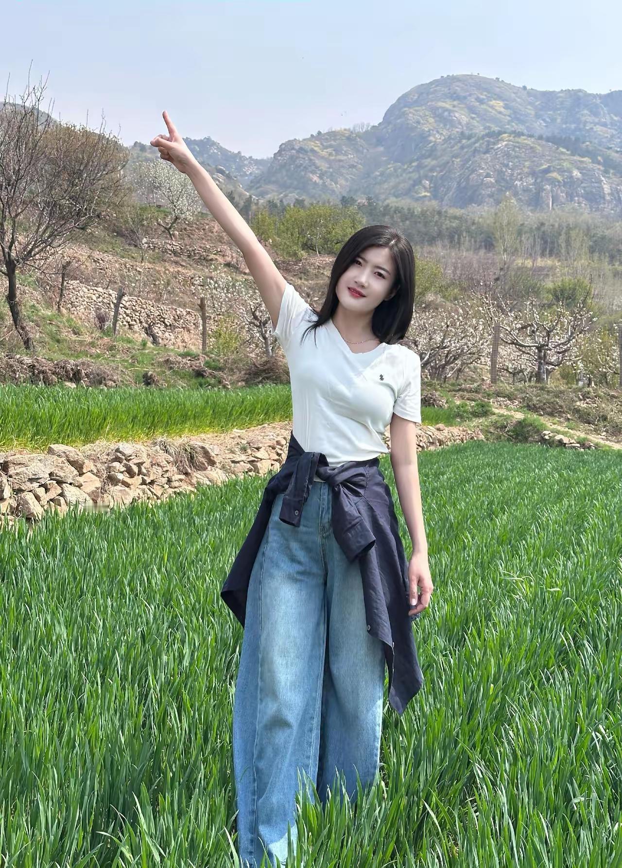 春日田野，绿意盎然，轻抚自然，心旷神怡。记录被治愈的瞬间