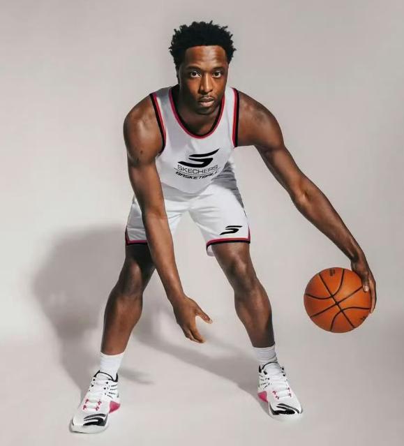 今年的NBA总决赛，让人想起了往年的CBA。
尼克斯在各个位置上，都不如马刺，除