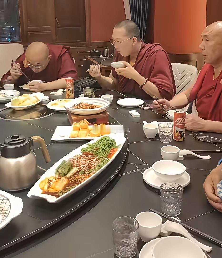 藏传佛教僧人聚餐时的一幕桌上摆着可乐，没有酒水 ​​​