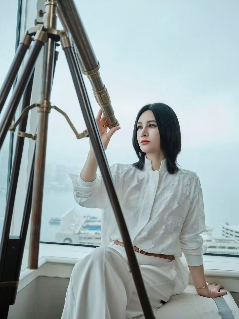 尚雯婕三国语言面试压迫感拉满了合伙人面试严厉天花板已就位，冷静审视搭配三语交流，