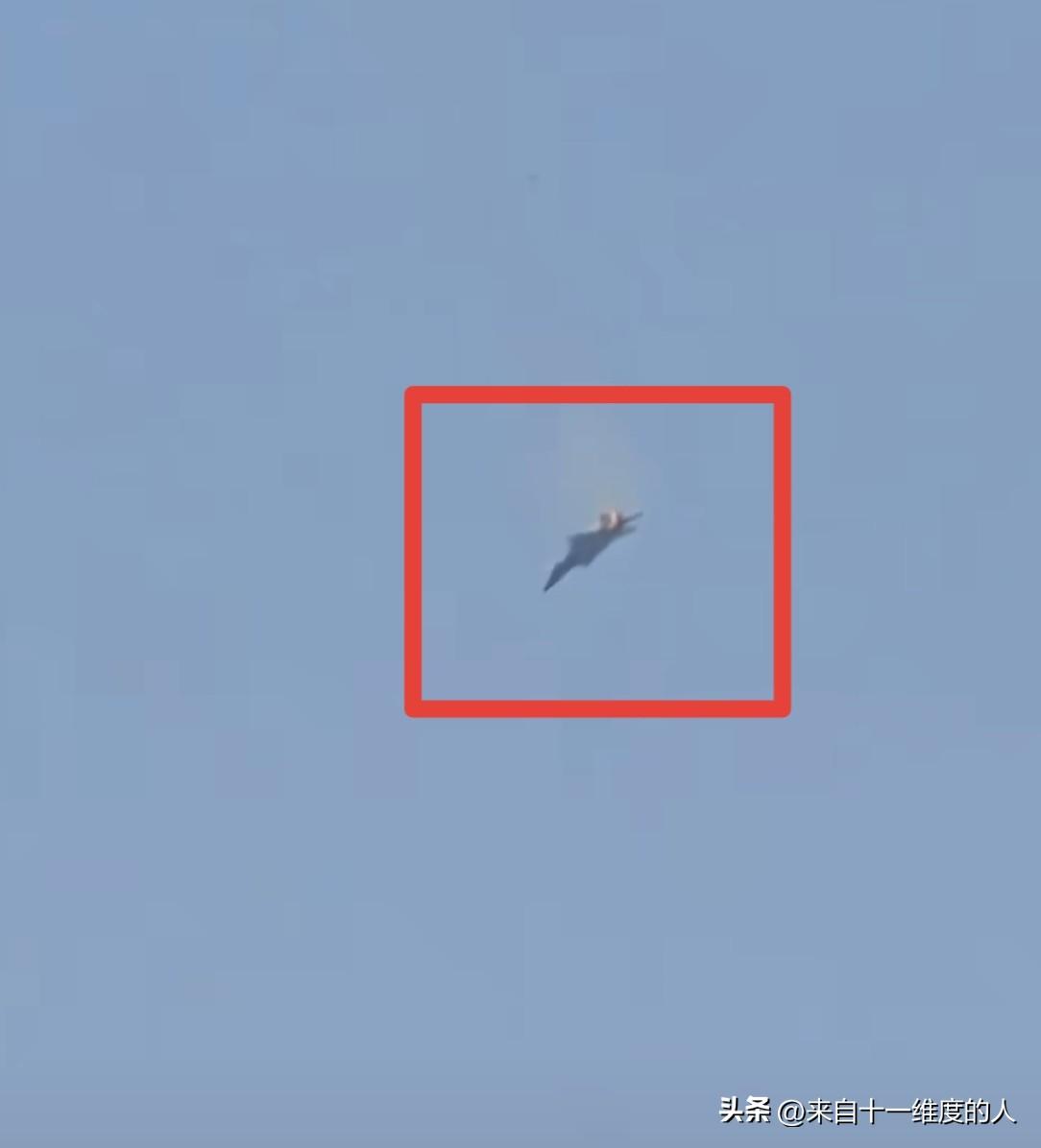 突发！美军 F -15E战斗机在科威特上空被击落，战机尾部起火，从天空坠落，飞行