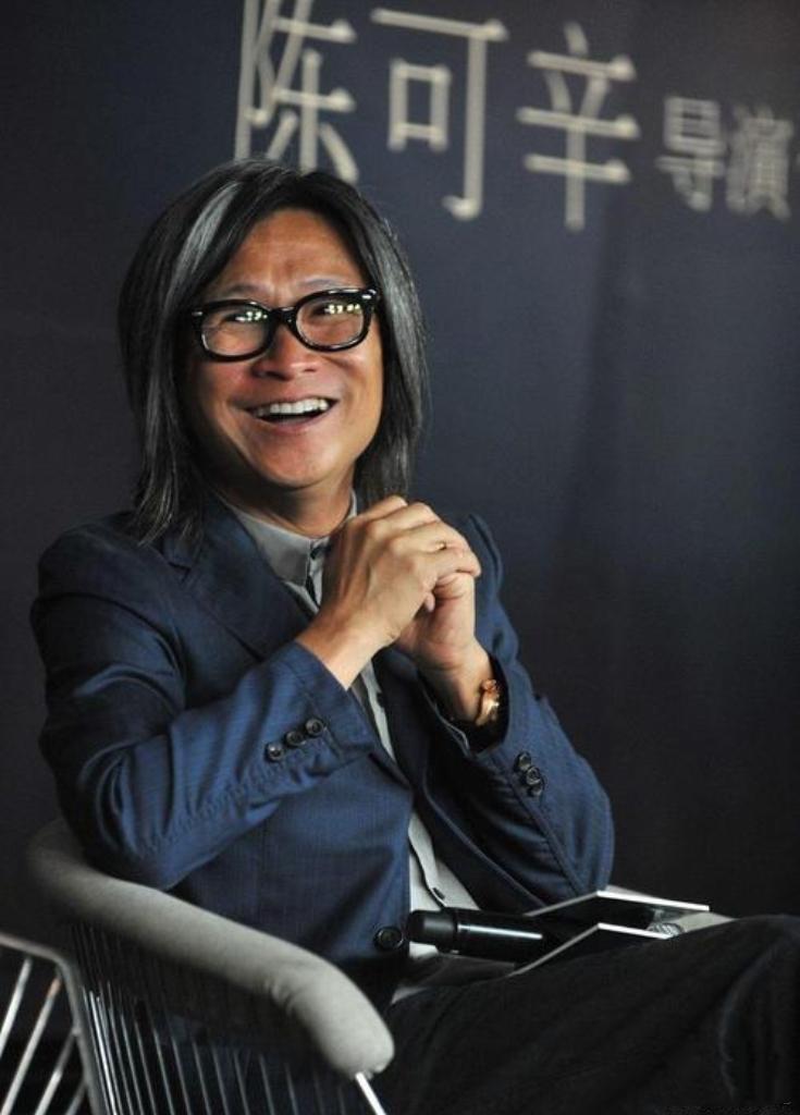 11月11日中午，导演陈可辛在香港香岛道驾驶越野车时，为避让突然冲出的流浪狗急转