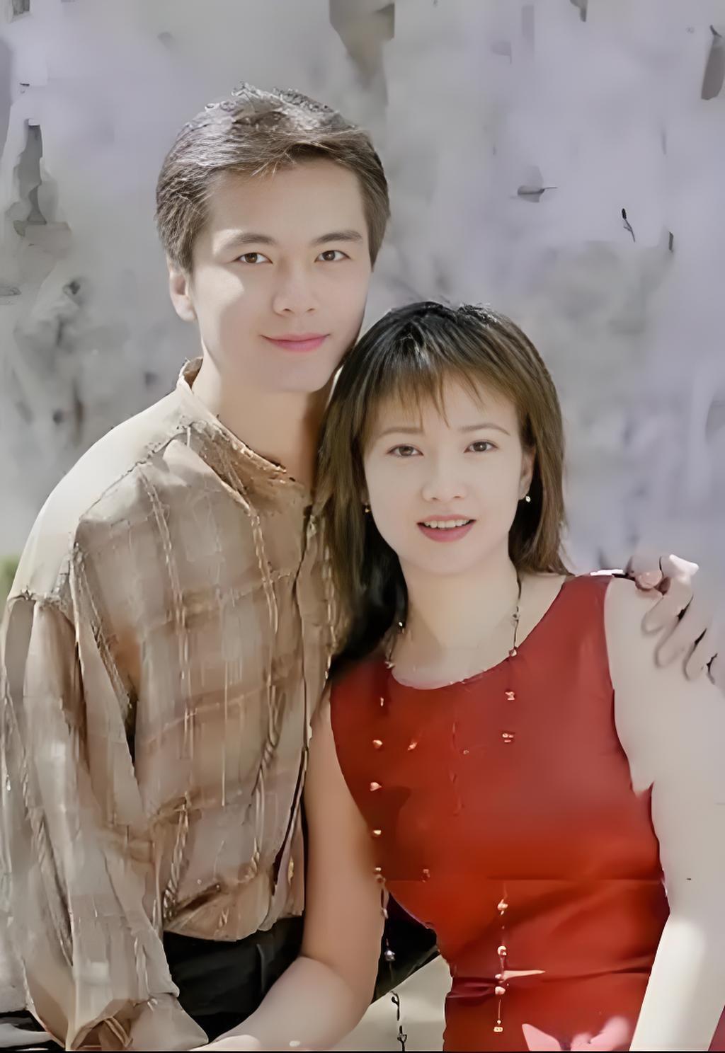 当年，许亚军爱上何晴后对二婚妻子张晞提出离婚请求，妻子张晞十分痛苦不想...