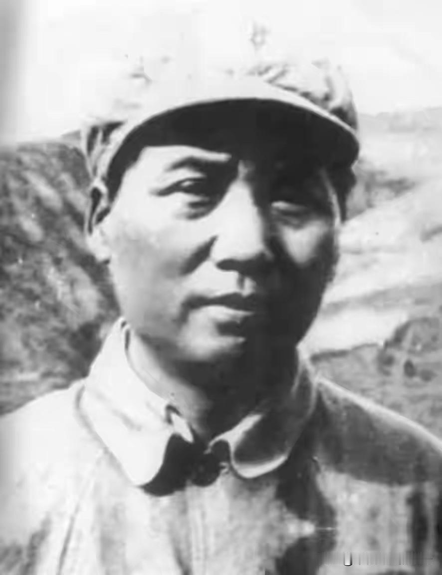 坚决高举毛主席思想的伟大旗帜，沿着社会主义道路奋勇前进！