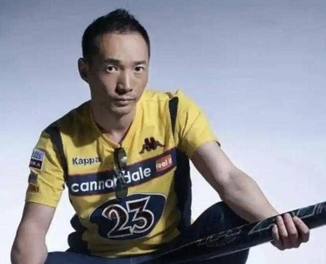修理工逆袭影帝，与曾黎分开后迎娶韩国美女
李易祥从棉纺厂修理工逆袭成平民影帝，曾