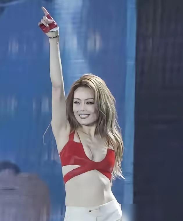 嘲笑45岁容祖儿穿比基尼？我告诉你，你根本没看懂这场蓄谋已久的主权宣告。
你以