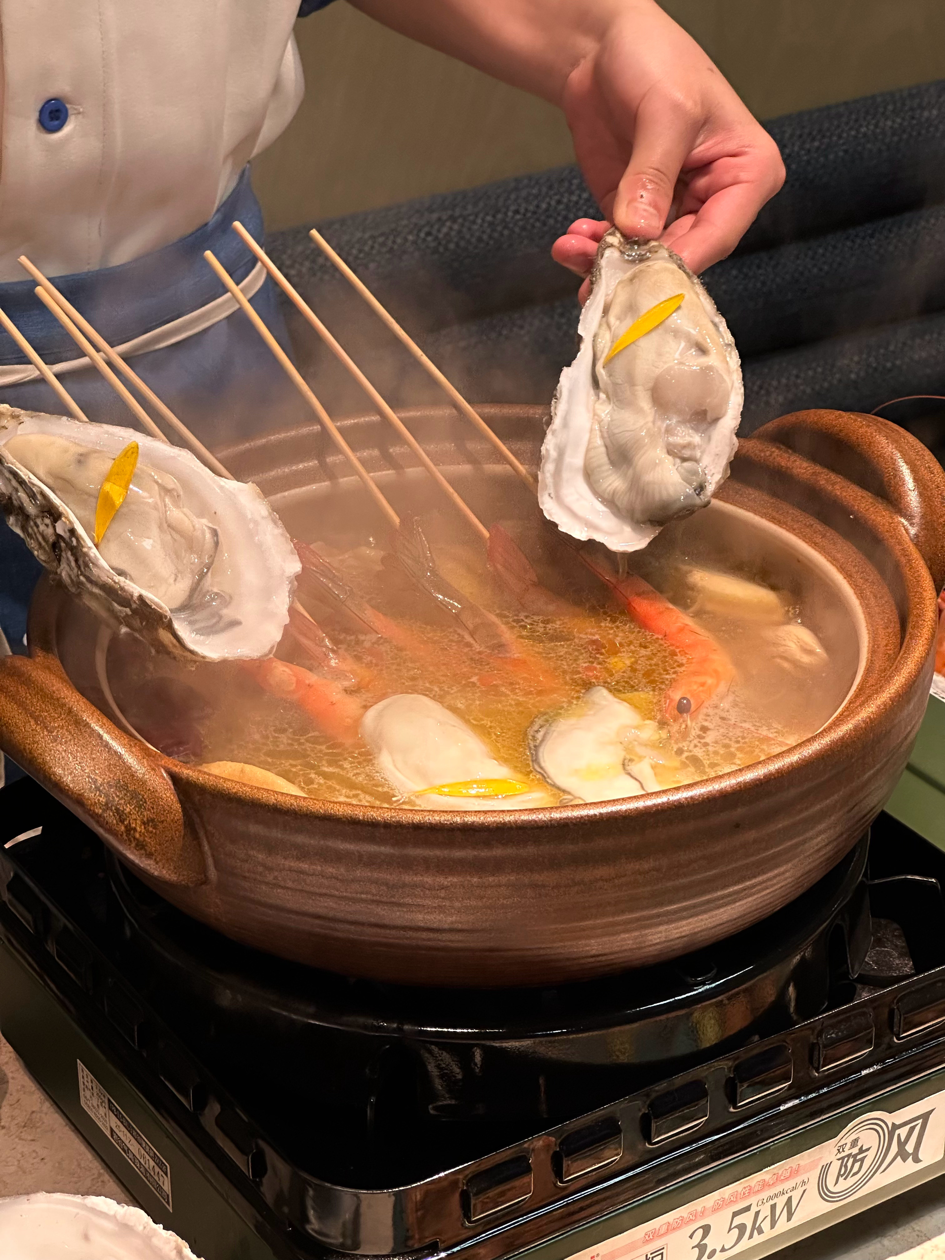 好有氛围的醉鸡煲～鸡煲很鲜嫩，炭烤凤梨肥牛流心饭是灵魂饭侣..和凤梨肥牛流心蛋一