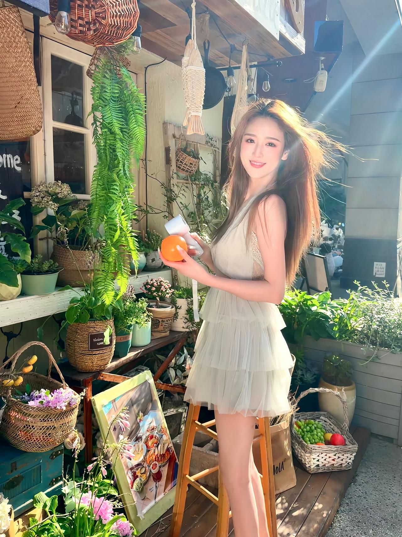 被阳光偏爱的午后🌿
橘子味的风，和少女的裙摆，
是夏天最温柔的样子。