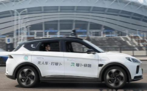 开大奔的姑父凑了200万，想着在我们县城代理萝卜快跑，200万能买12辆萝卜快跑