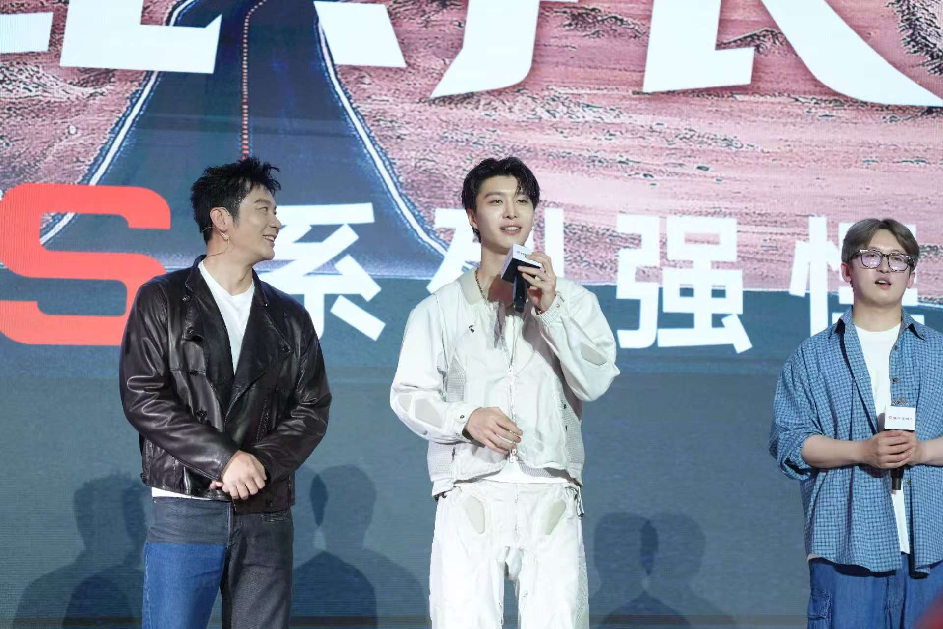 范丞丞能量拉满鲨出重围 谐音梗扣钱！但雅迪电池是真·扛打！所有场景都能扛，持久在