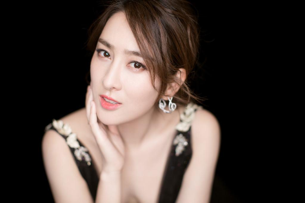 真可谓每拍一部戏就来段恋情。大牌男滨员都愿和她拍戏。想当年她和孔令辉那可是娱乐圈