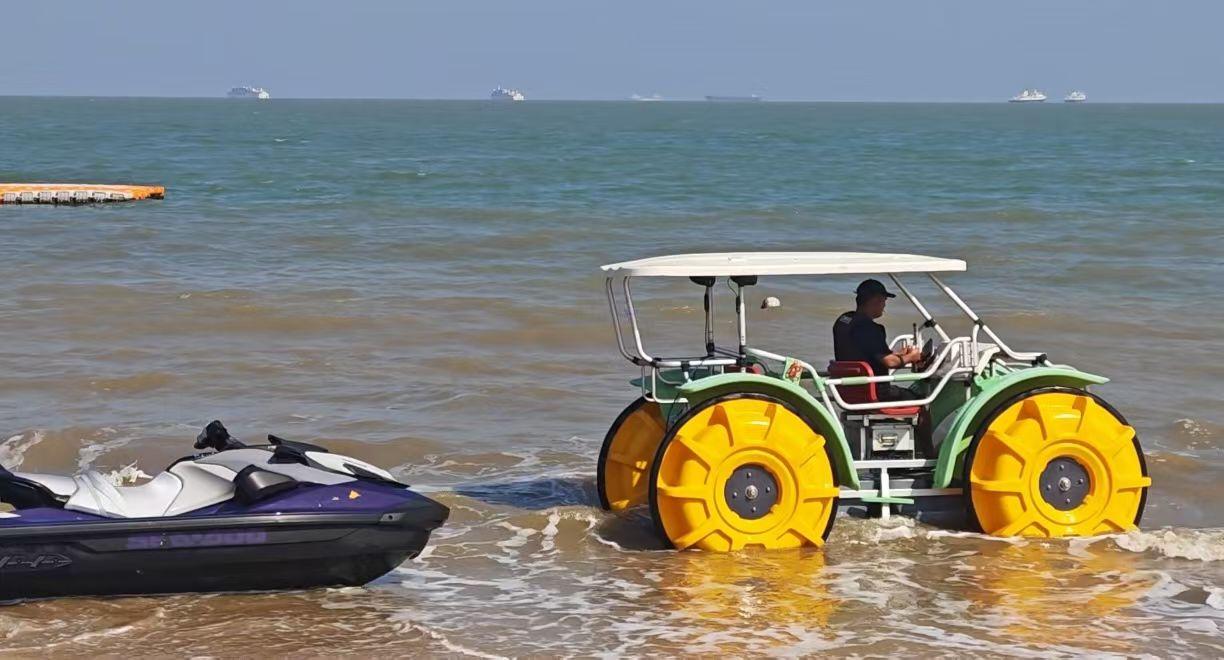 海浪把沙滩的边界揉成软边，彩色的车轱辘碾过波光，海的呼吸里都带着夏的热烈。
🚜