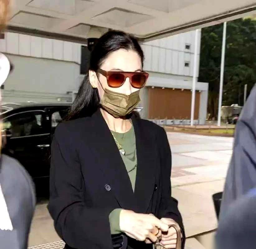 4000多万啊。
就这么拿了，然后人直接瘦到脱相，手上青筋都爆出来了。这哪还是那