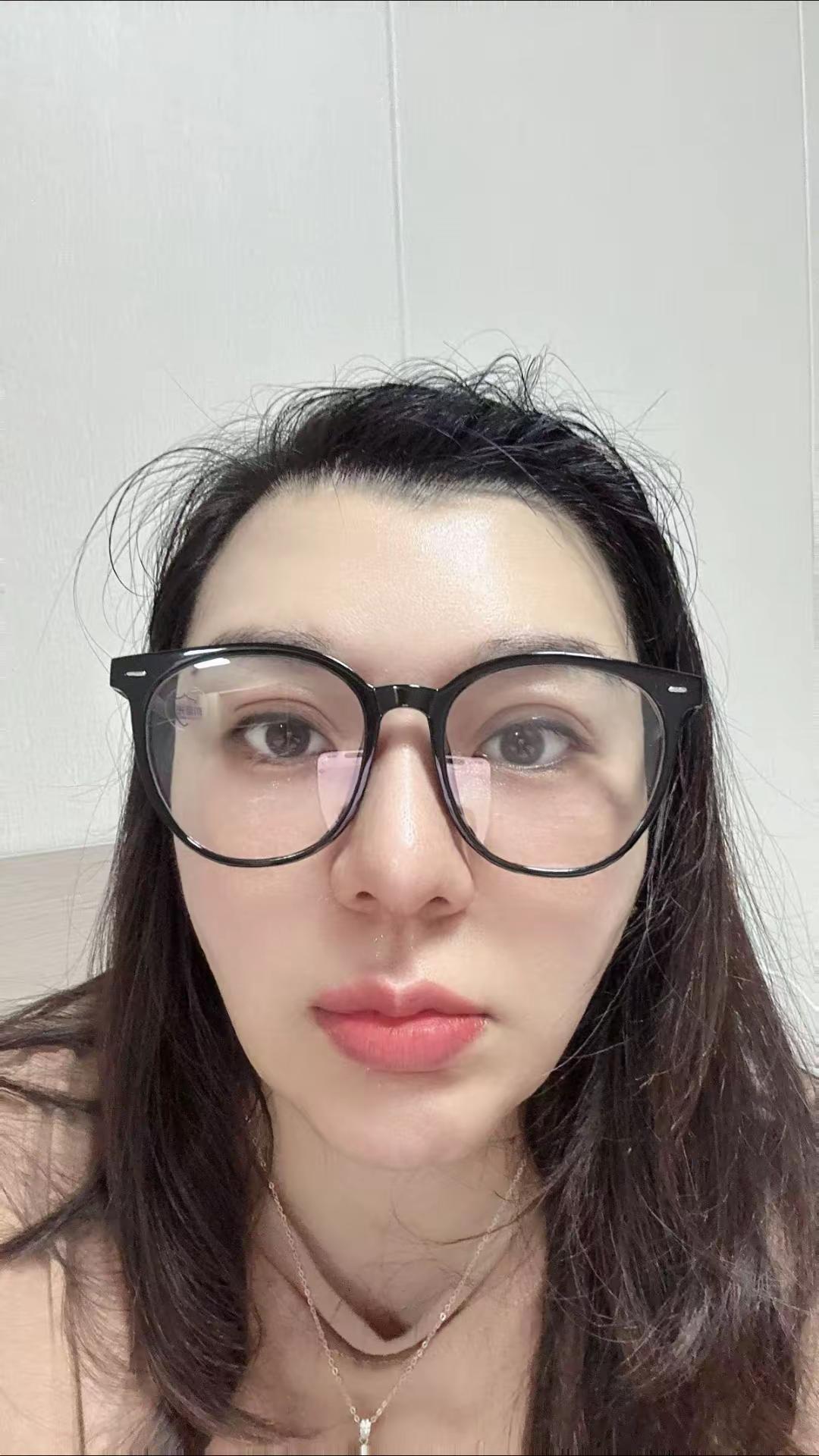 流着泪到清晨属于自己的妆容 戴眼镜妆容