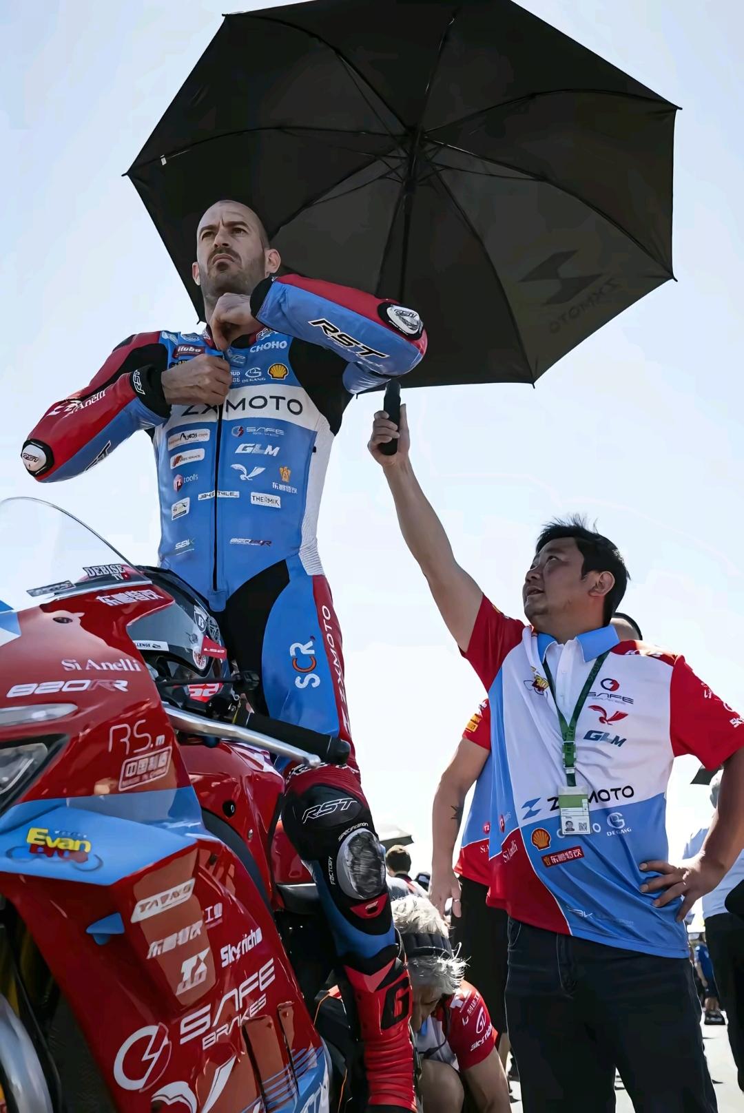 这两天，
张雪和张雪机车被刷屏了，
它在世界超级摩托车锦标赛上拿了冠军，
打破了