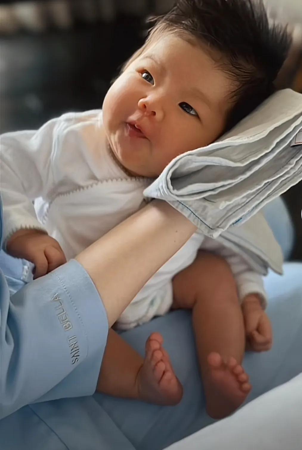 程晓月在社交媒体平台发文：新手奶爸奶妈已经上岗

粉丝纷纷留言：小baby太可爱