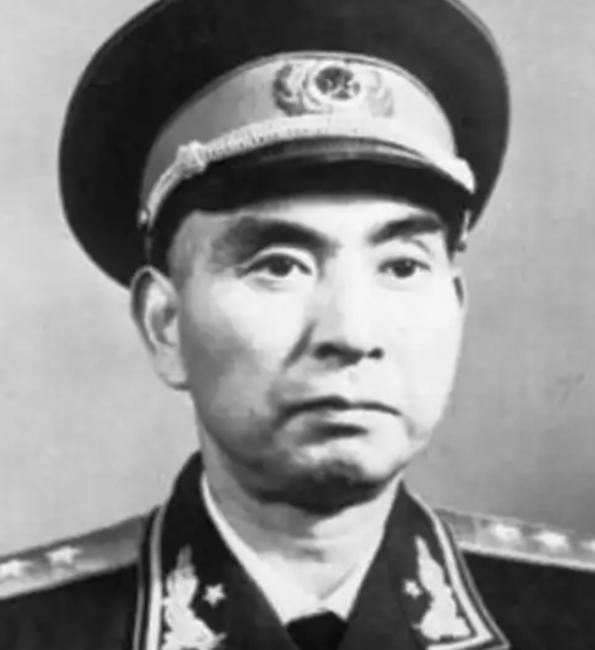 1949年11月，解放军司令员杨勇刚回到房中，马上就被人用枪抵在了后脑勺上，再一