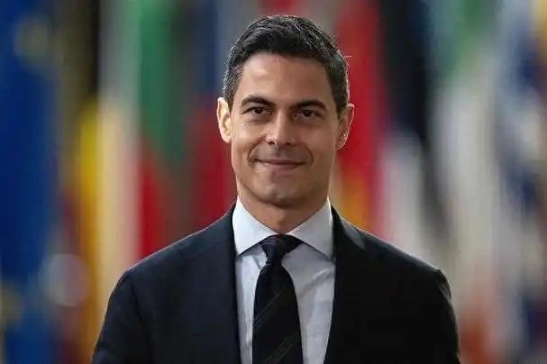 荷兰首相亲自赴美游说阻止禁令升级！阿斯麦害怕丢失中国市场，面临双重严峻考验。
