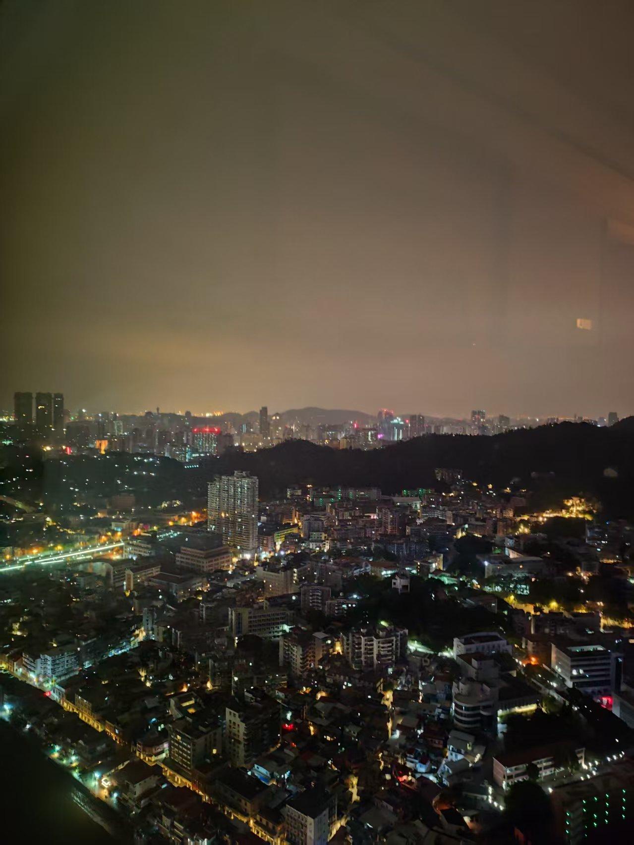 在厦门住世贸双子塔

海景房比市景房贵

海景房和市景房都定了一间

白天待在海