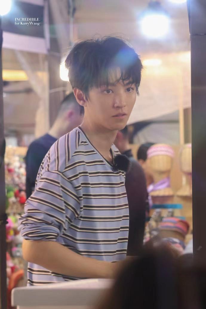 王俊凯白天清爽男大晚上炸毛小狗王俊凯的班味 王俊凯的班味，王俊凯白天清爽男大晚上