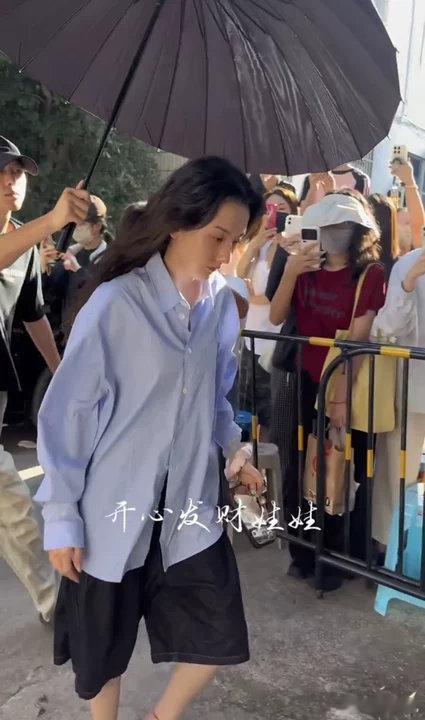 宋祖儿粉丝给孙凡清颁奖被可爱鼠了！宋祖儿粉丝给孙凡清颁奖了！粉丝给孙凡清送奖状一