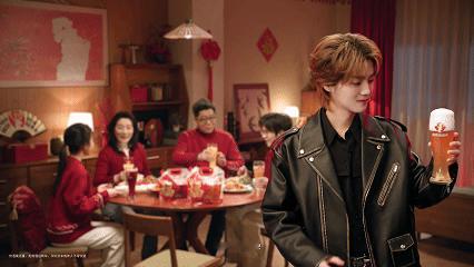 我家楼下有鹿晗 新短片里鹿晗举杯的瞬间太治愈，从鲜酿到冷链锁鲜，再到门店现打，每