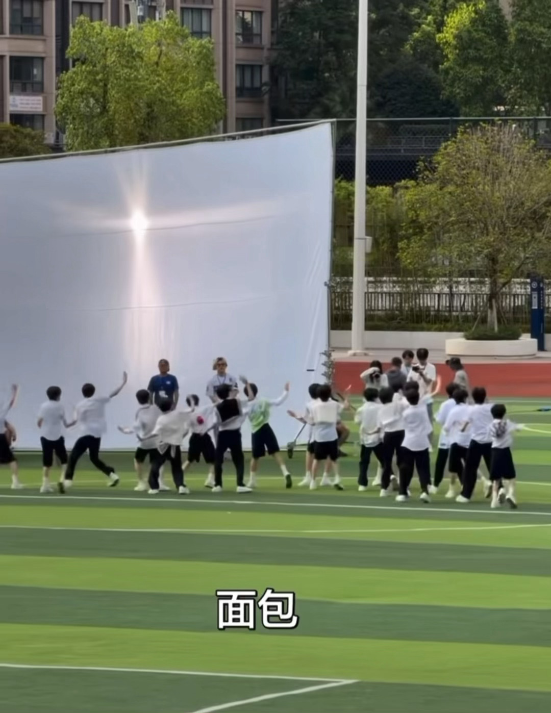 这舞跳的貌似不太齐呢 