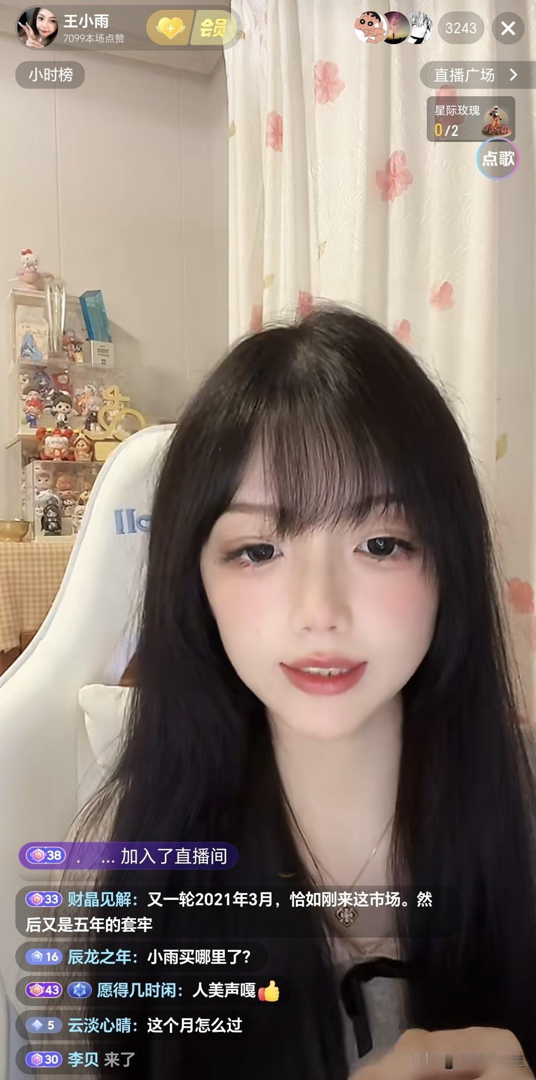 王小雨人美声甜，萝莉造型吸引了直播间很多大哥的关注，她说的最多的是谢谢各位大哥送