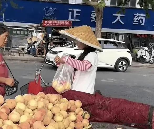 父母双残，爷爷年迈，叔叔工伤致残。
这个算是天崩开局吧。

她用“李富贵”作为网