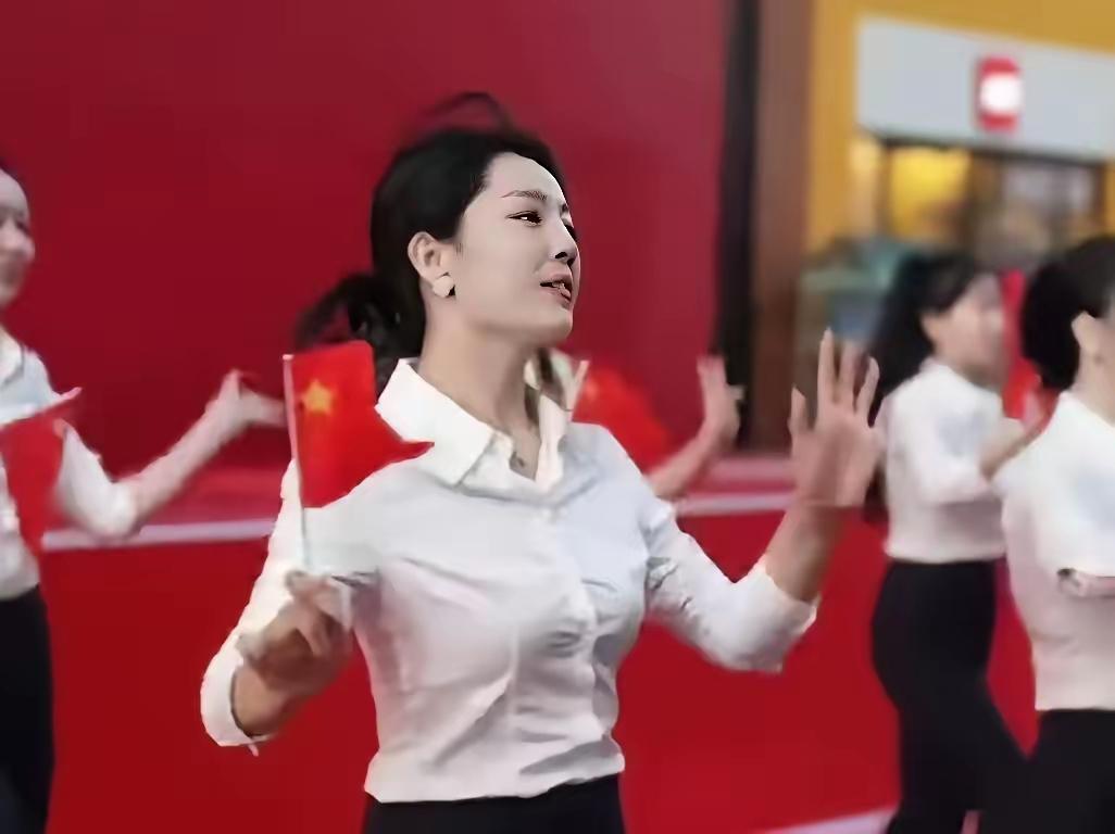 这两天网上秦主任火了，她那个祝福祖国的视频受到热评。这视频立意很好在国庆77周年