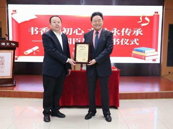 今天，看到张国臣老师向河南省图书馆捐书的消息，很感动。从嵩山脚下的放牛娃，到河南