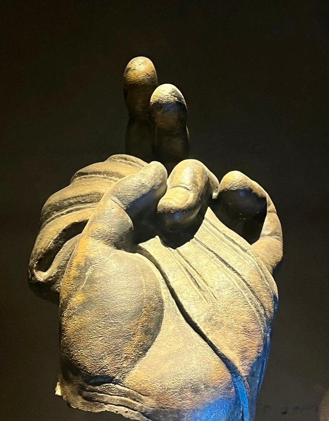 在邯郸北响堂山数字博物馆的展柜里，有一只残缺的佛手。按照博物馆公开的资料，这只手
