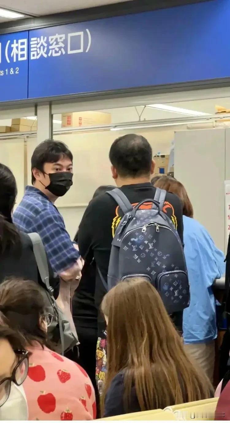 日元大贬值，去日本购物游玩的人一浪接着一浪，这不王思聪也去日本旅游了。