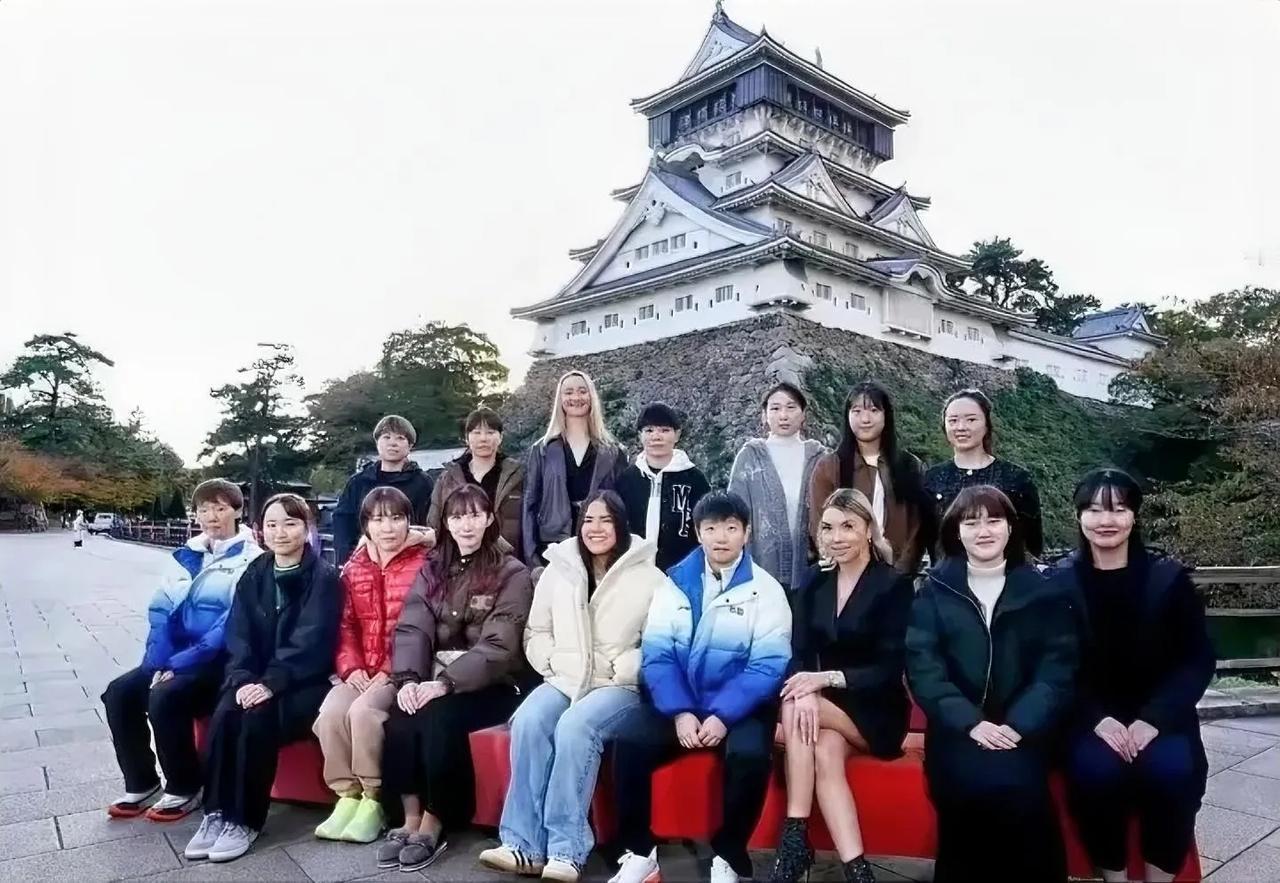 莎莎绝对霸气，按照成绩，中国队员就该坐C位。王曼昱，王艺迪，陈幸同不该在边上，也