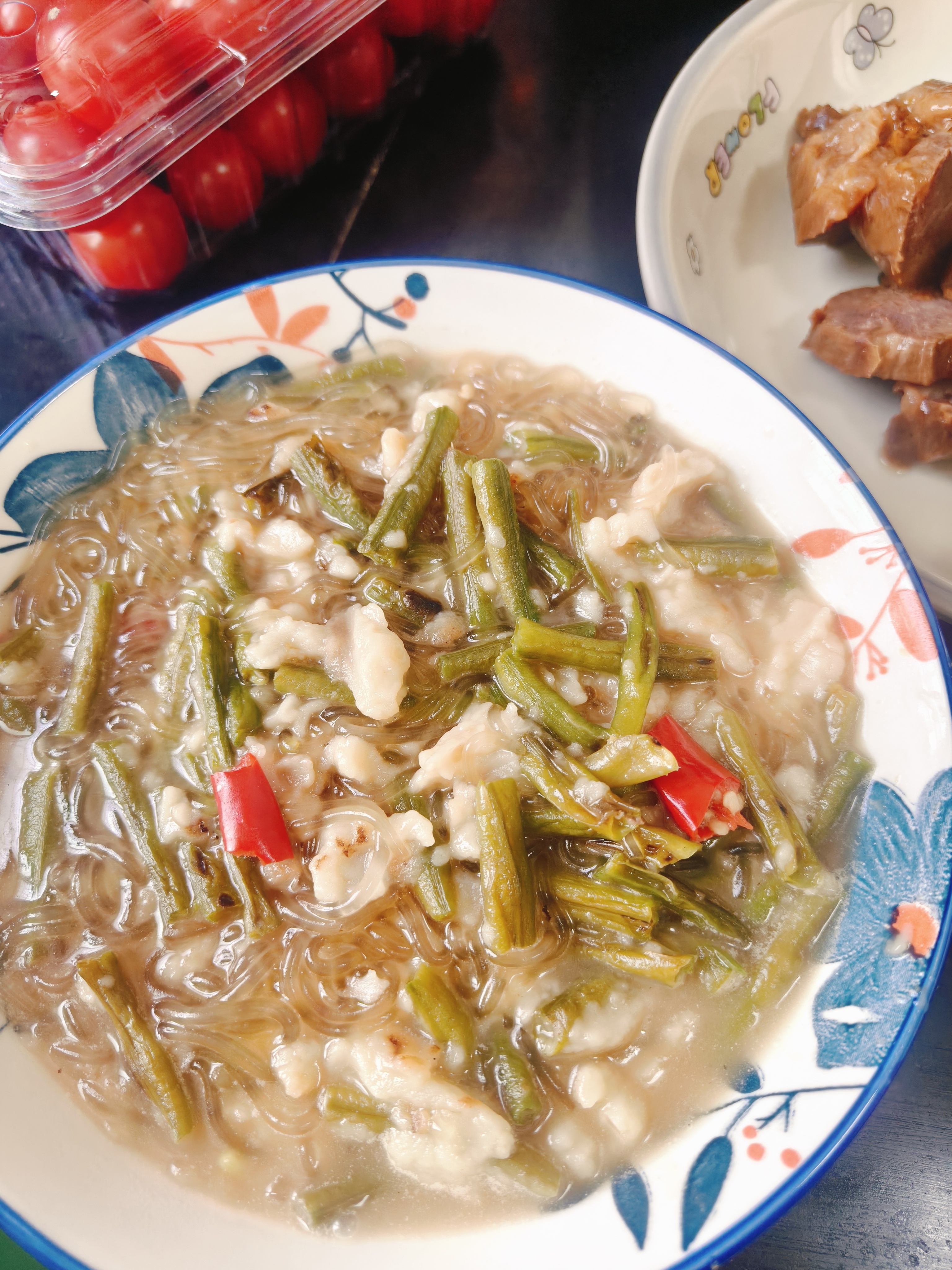 又是给自己做了美味的一餐煎豆角粉丝汤