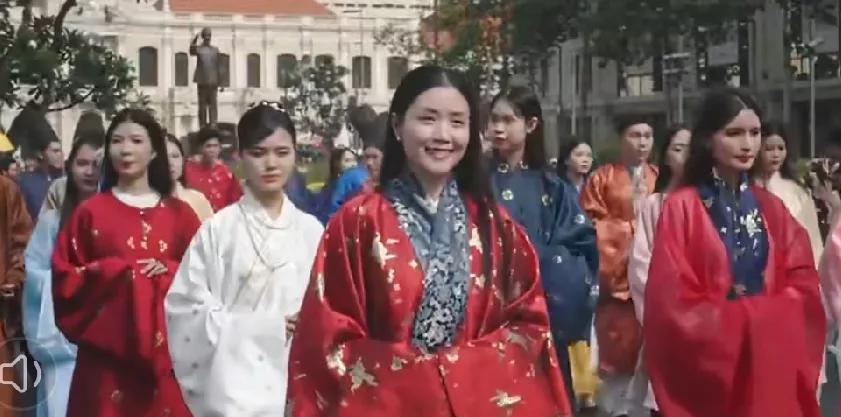 越南最大的底蕴和最大的法宝就是它的传统文化保存得很好。
在北越攻下南方后，南方乡