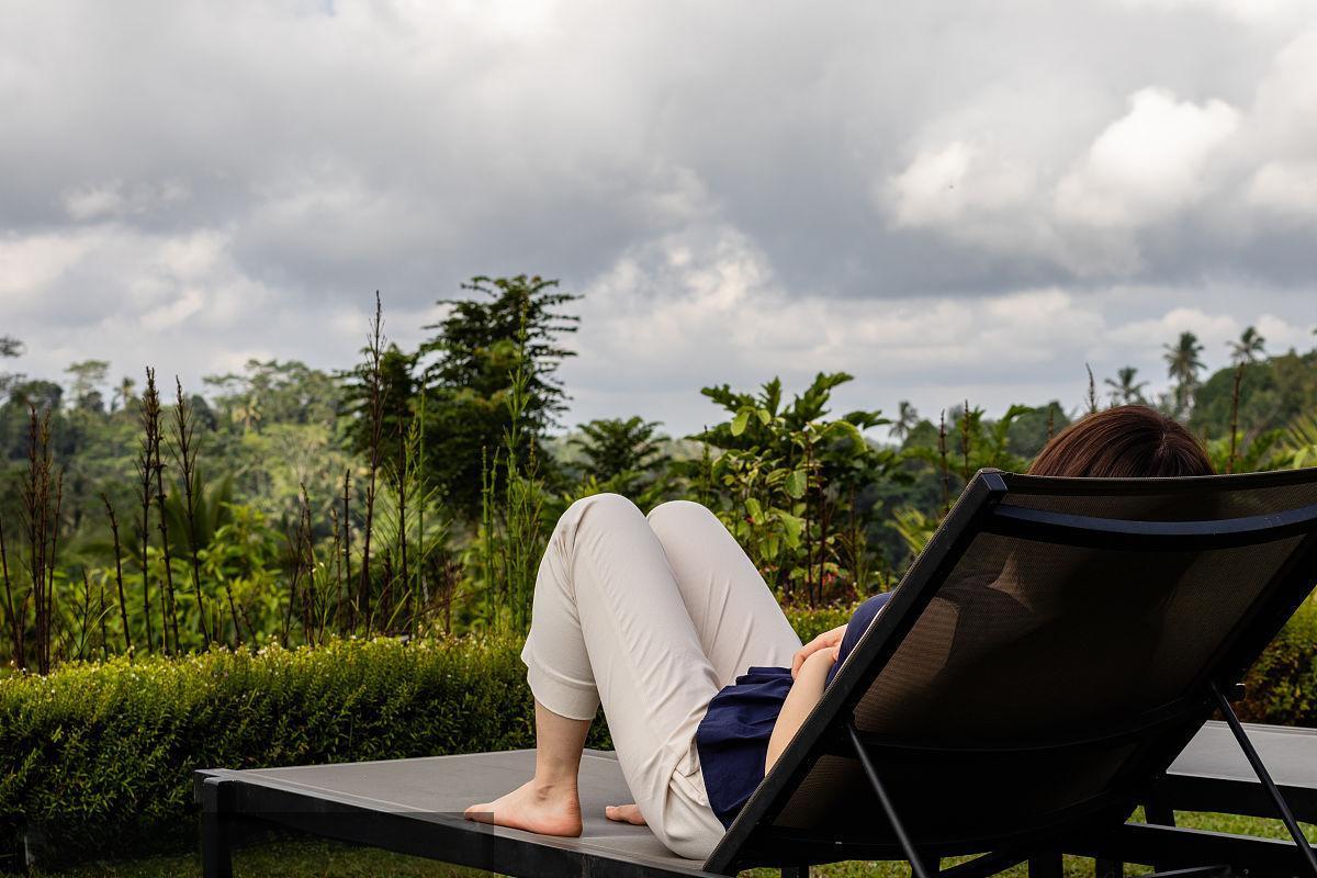 “太荒唐了！”广西一女子在家门口穿睡衣乘凉，遭过路醉酒男子伸手摸月匈，女子惊醒后