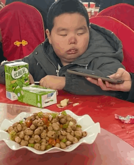 图一：孩子绝对是表情控制大师，从一开始到最后，换了无数次表情。
图二：真是聪明的